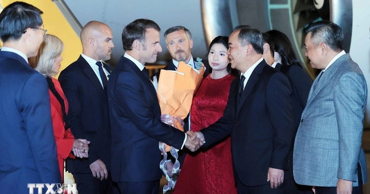 Tổng thống Pháp Emmanuel Macron Thăm Chính Thức Việt Nam Tổng thống Pháp và Phu nhân đến Hà Nội, bắt đầu thăm cấp Nhà nước Việt Nam