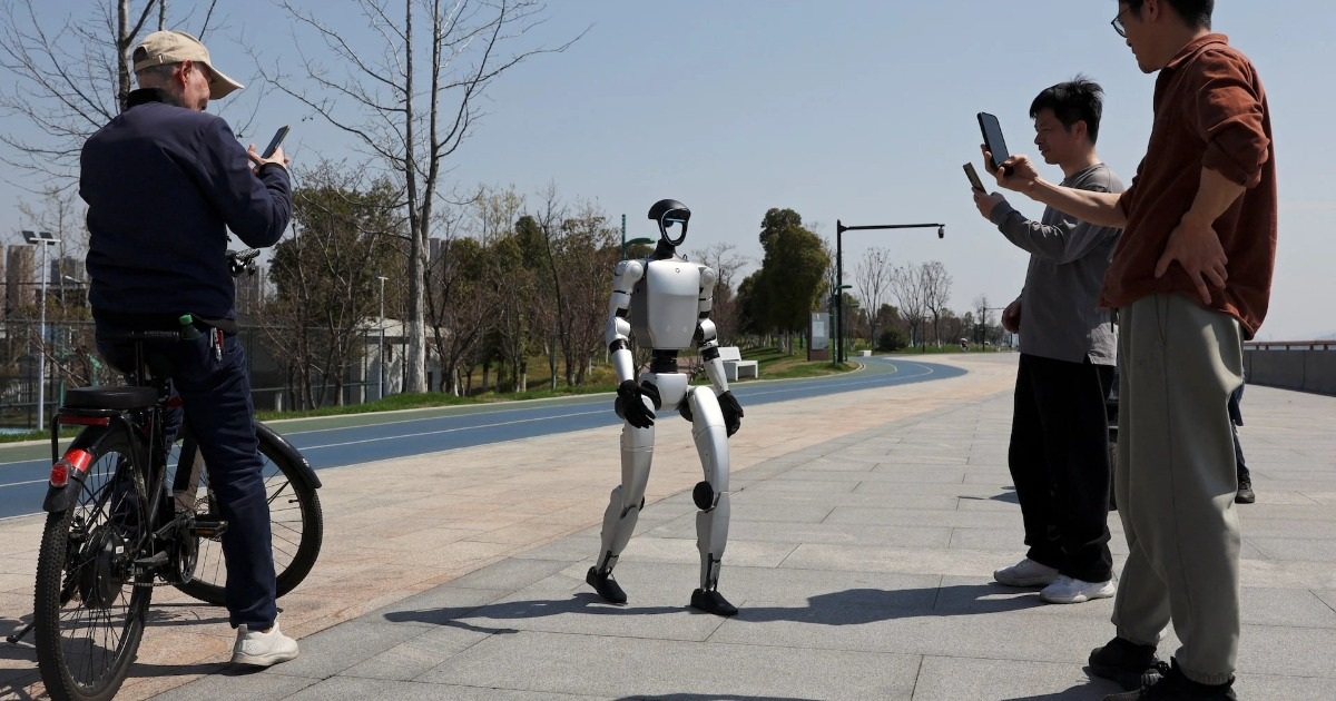 Trung Quốc Hướng Tới Cuộc Cách Mạng Sản Xuất Với Robot Hình Người AI Trung Quốc hướng tới cuộc cách mạng sản xuất với robot hình người AI
