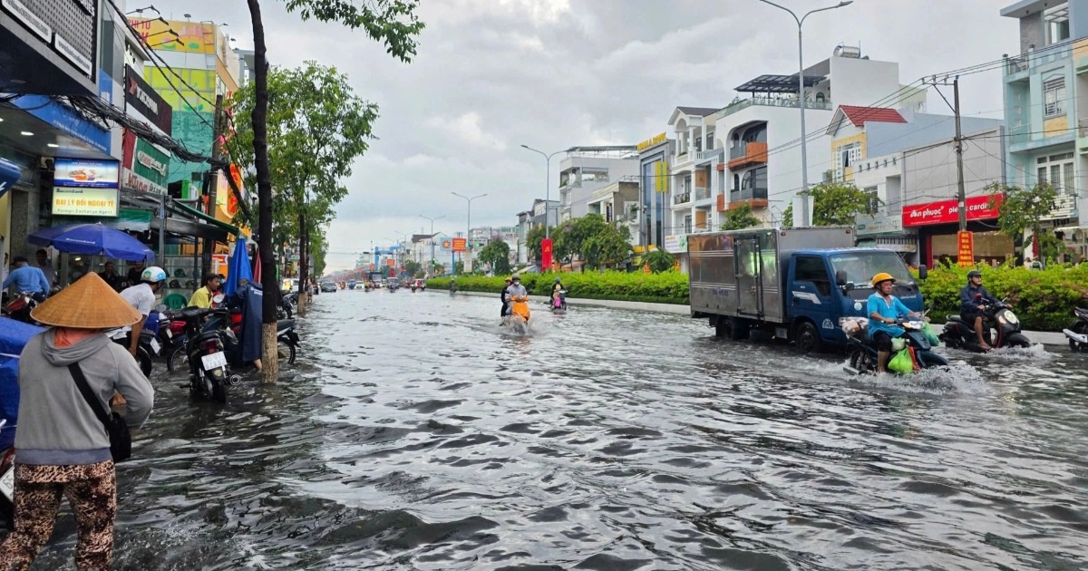 Trung tâm Cần Thơ ngập sâu, người dân vất vả di chuyển sau cơn mưa đầu mùa Trung tâm Cần Thơ ngập sâu, người dân vất vả di chuyển sau cơn mưa đầu mùa
