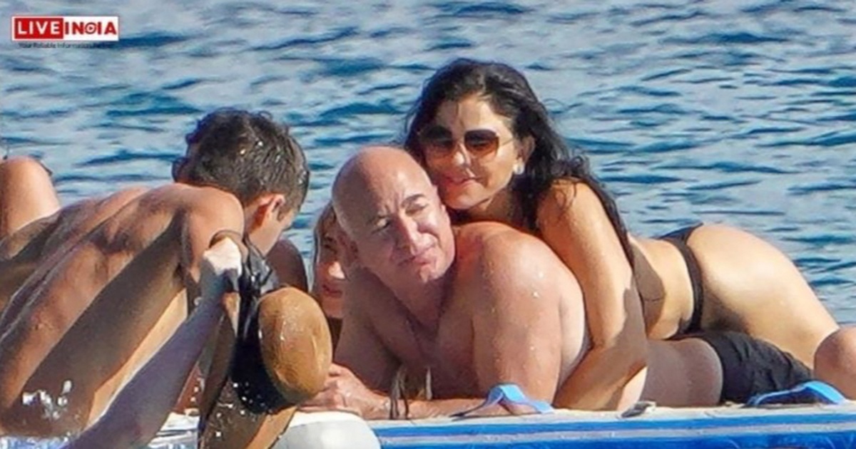 Jeff Bezos và Lauren Sanchez tình tứ trên du thuyền nửa tỷ USD tại Pháp Tỷ phú Jeff Bezos tình tứ cùng hôn thê nóng bỏng trên du thuyền nửa tỷ USD
