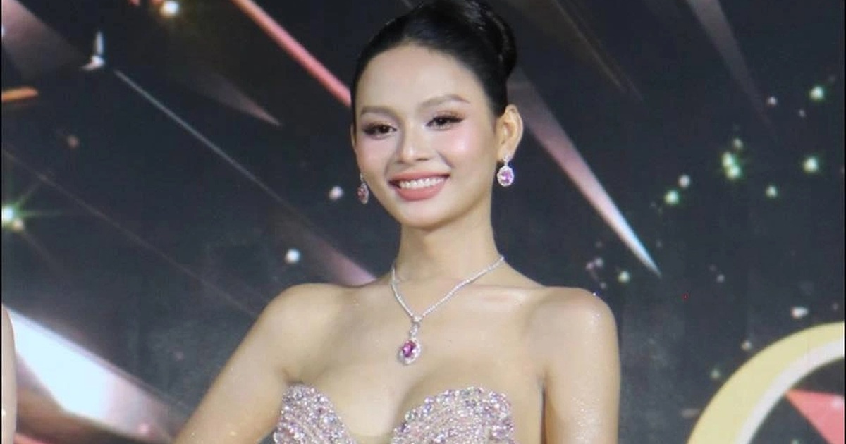 Ứng xử lạc đề, thí sinh Hoa hậu Chuyển giới bị nghi “trả bài” thuộc lòng Ứng xử lạc đề, thí sinh Hoa hậu Chuyển giới bị nghi "trả bài" thuộc lòng