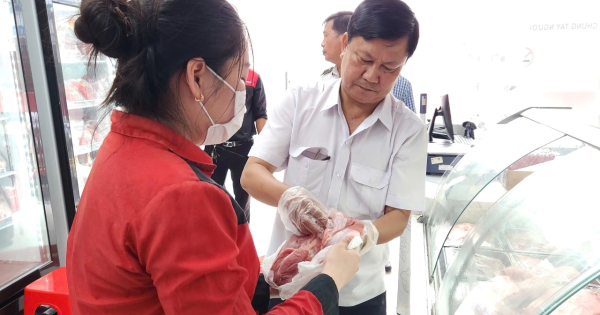 Vụ Công ty C.P. Việt Nam bị tố bán heo bệnh: Cửa hàng hoạt động khi giấy phép hết hiệu lực Vụ Công ty C.P. Việt Nam bị tố bán heo bệnh: Cửa hàng hoạt động khi giấy phép hết hiệu lực
