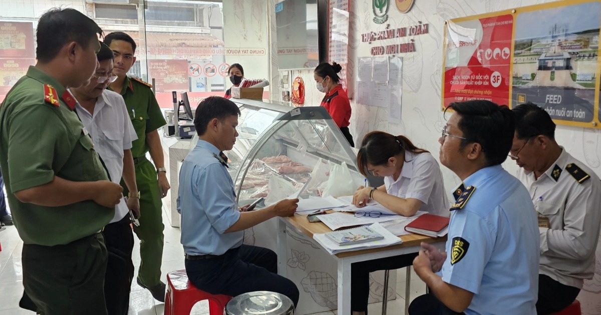 Kiểm Tra Cửa Hàng C.P. Tại Sóc Trăng Về Vụ Tố Bán Heo Bệnh Ra Thị Trường Vụ tố bán heo bệnh ra thị trường: Kiểm tra cửa hàng C.P. tại Sóc Trăng