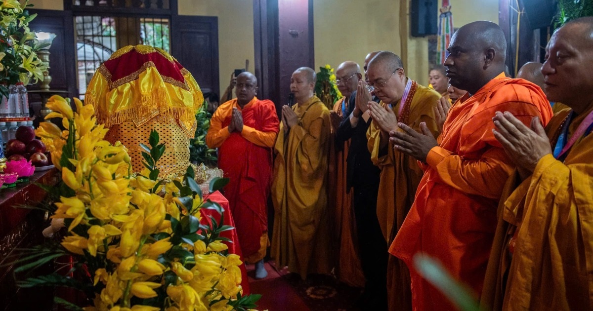 Xá Lợi Đức Phật Được Cung Rước Về Chùa Quán Sứ Xá lợi Đức Phật được cung rước về chùa Quán Sứ