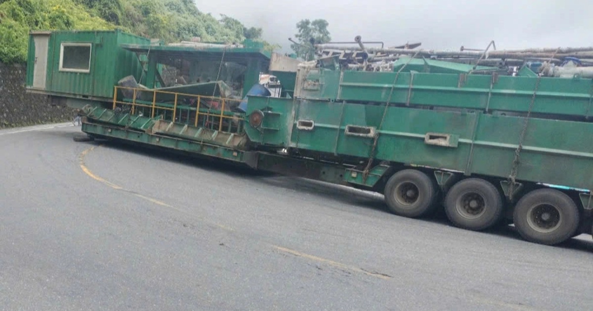 Xe Đầu Kéo Bị Hỏng Gây Ách Tắc Giao Thông Trên Đèo Hải Vân Xe đầu kéo bị hỏng chắn ngang đèo Hải Vân