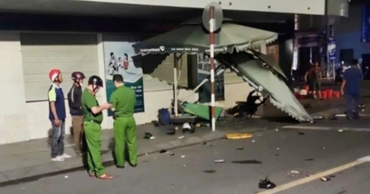 Xe máy kẹp 3 tông một phụ nữ buôn cá, 2 người tử vong Xe máy kẹp 3 tông một phụ nữ buôn cá, 2 người tử vong