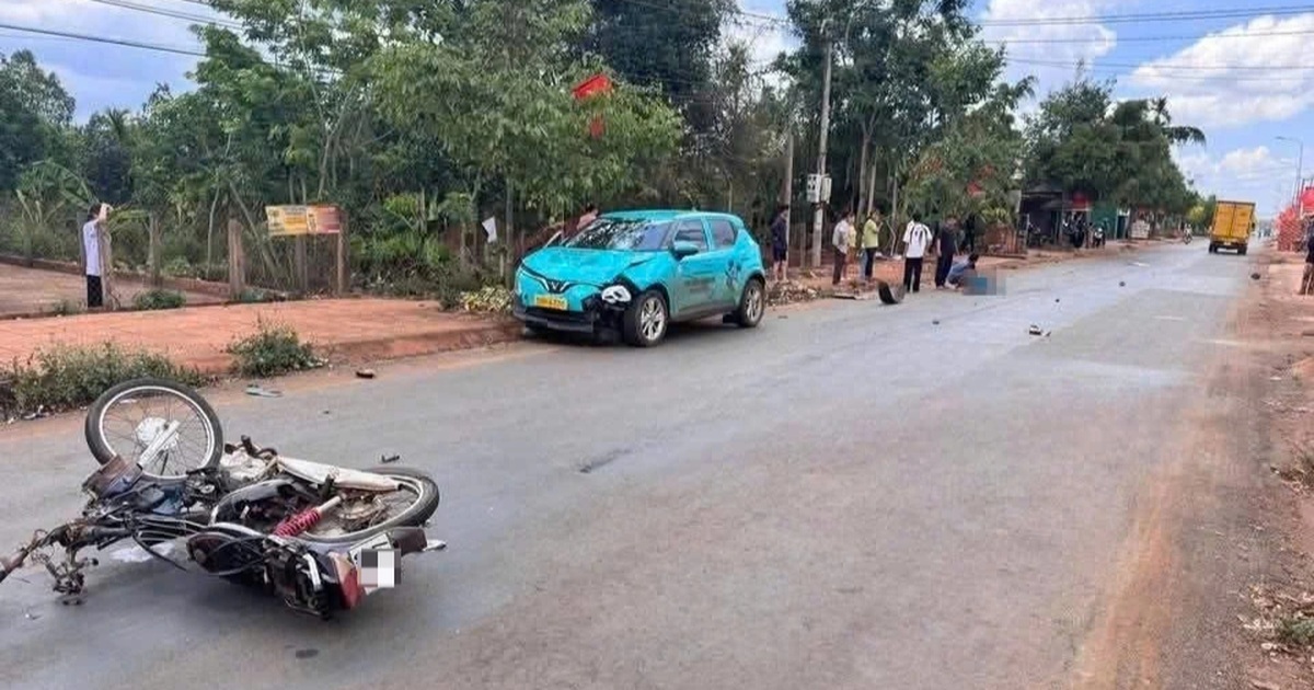 Xe máy và người trượt dài trên đường sau va chạm với taxi Xe máy và người trượt dài trên đường sau va chạm với taxi
