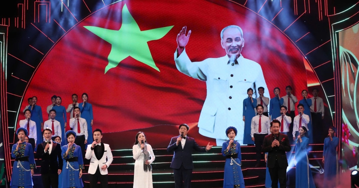 Chương Trình Nghệ Thuật “Quà Tháng 5 Dâng Người” Tại Hà Nội Xúc động chương trình nghệ thuật "Quà tháng 5 dâng Người"