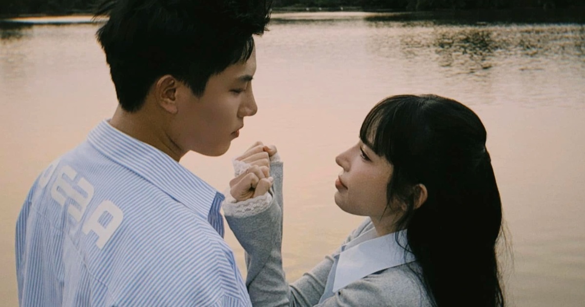 Anh Tú – LyLy: Nhiều năm gọi nhau là “hàng xóm” và cái ôm gây sốt Anh Tú - LyLy: Nhiều năm gọi nhau là "hàng xóm" và cái ôm gây sốt