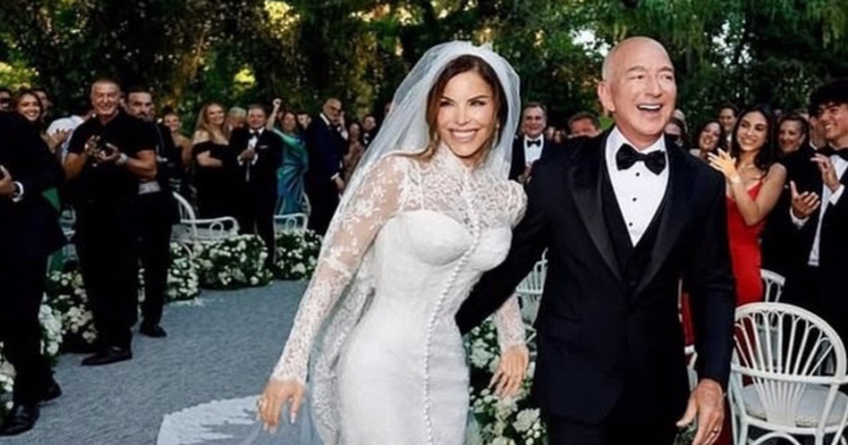 Bên trong hôn lễ hàng chục triệu USD của tỷ phú Jeff Bezos và MC nóng bỏng Bên trong hôn lễ hàng chục triệu USD của tỷ phú Jeff Bezos và MC nóng bỏng