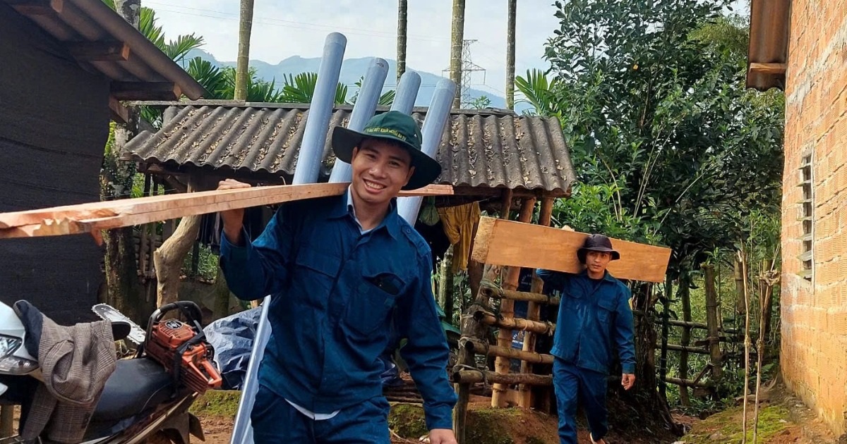 Bí thư huyện trực tiếp đi khảo sát, chủ tịch xã cho gỗ giúp dân xây nhà Bí thư huyện trực tiếp đi khảo sát, chủ tịch xã cho gỗ giúp dân xây nhà