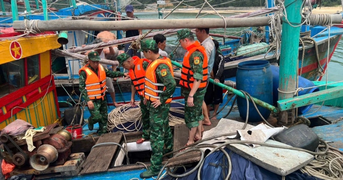 Bộ đội biên phòng cứu 4 người gặp nạn trên biển Bộ đội biên phòng cứu 4 người gặp nạn trên biển