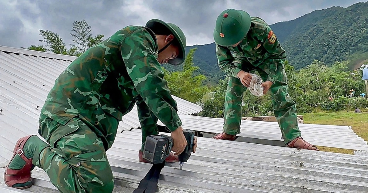 Bộ đội biên phòng giúp dân sửa nhà sau bão Wutip Bộ đội biên phòng giúp dân sửa nhà sau bão Wutip