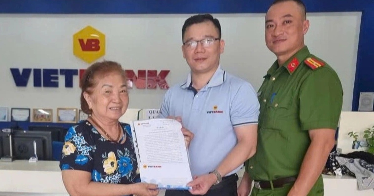 Bỗng dưng nhận 300 triệu đồng trong tài khoản, bà lão 73 tuổi báo công an Bỗng dưng nhận 300 triệu đồng trong tài khoản, bà lão 73 tuổi báo công an