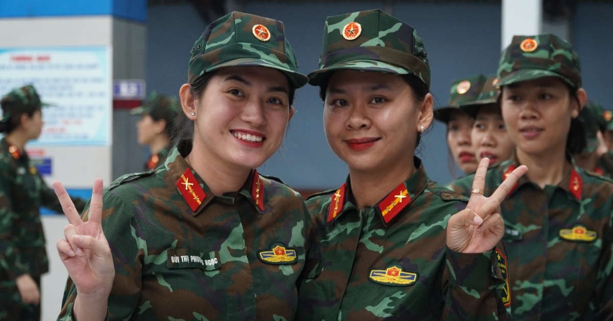 Bóng hồng miền Nam rạng rỡ lên tàu ra Hà Nội chuẩn bị diễu binh đại lễ 2/9