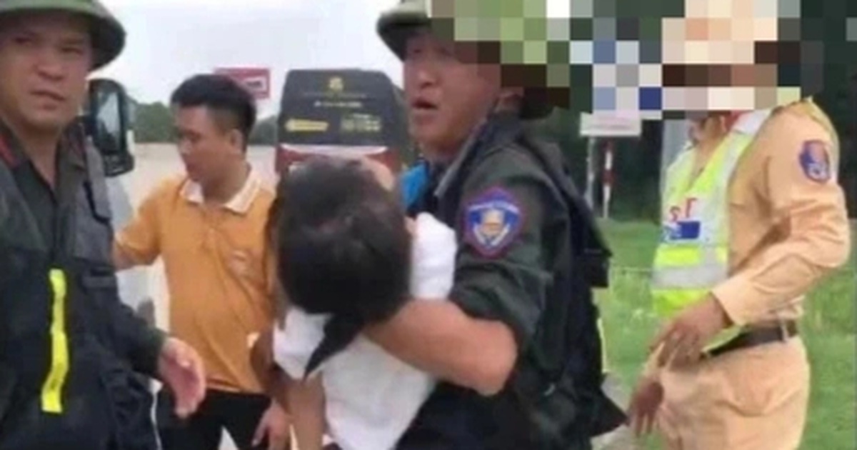 CSGT kịp thời đưa cháu bé bị co giật trên cao tốc đi cấp cứu CSGT kịp thời đưa cháu bé bị co giật trên cao tốc đi cấp cứu