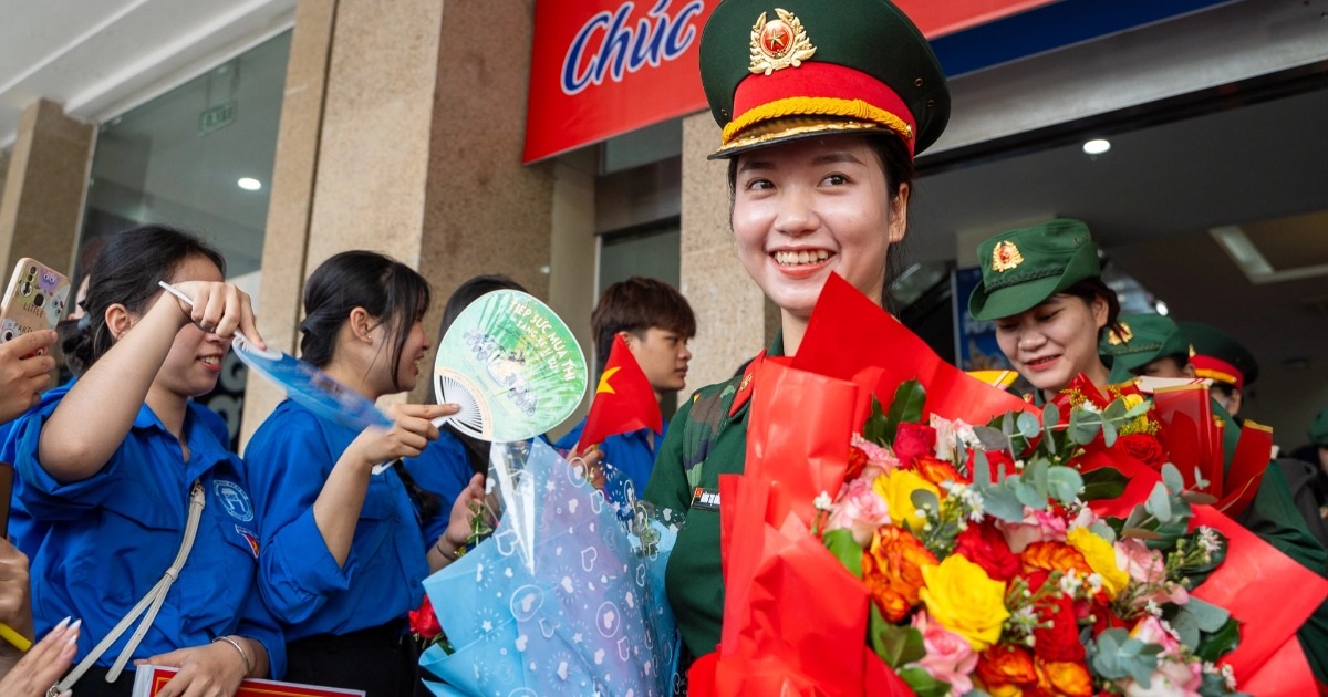 Các khối diễu binh miền Nam rạng rỡ khi tàu tới Ga Hà Nội Các khối diễu binh miền Nam rạng rỡ khi tàu tới Ga Hà Nội
