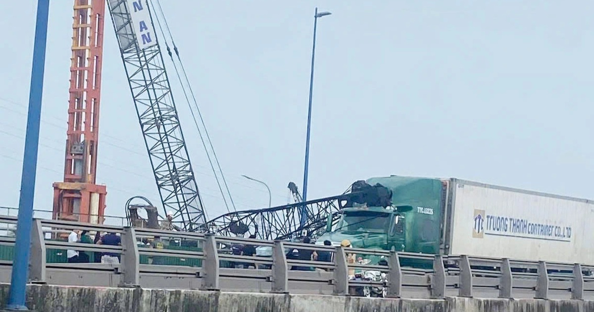 Cần cẩu sập đè ô tô ở TPHCM, đơn vị thi công bồi thường gần 400 triệu đồng Cần cẩu sập đè ô tô ở TPHCM, đơn vị thi công bồi thường gần 400 triệu đồng