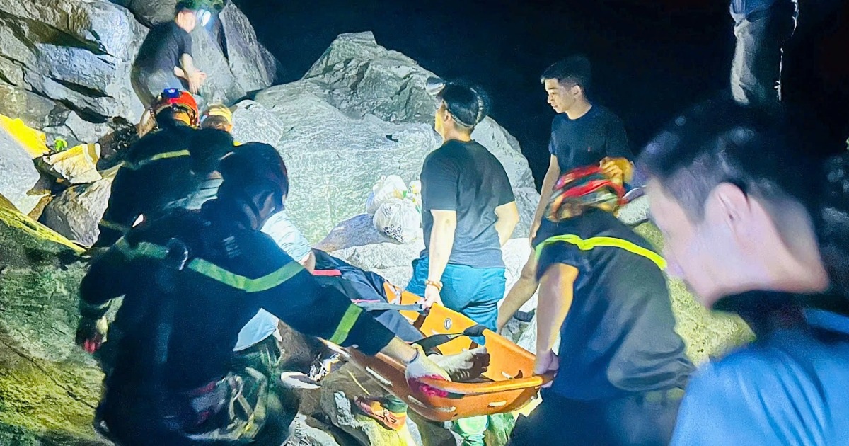 Cảnh sát đi bộ 2km đường dốc tìm kiếm người gặp nạn trong rừng Cảnh sát đi bộ 2km đường dốc tìm kiếm người gặp nạn trong rừng