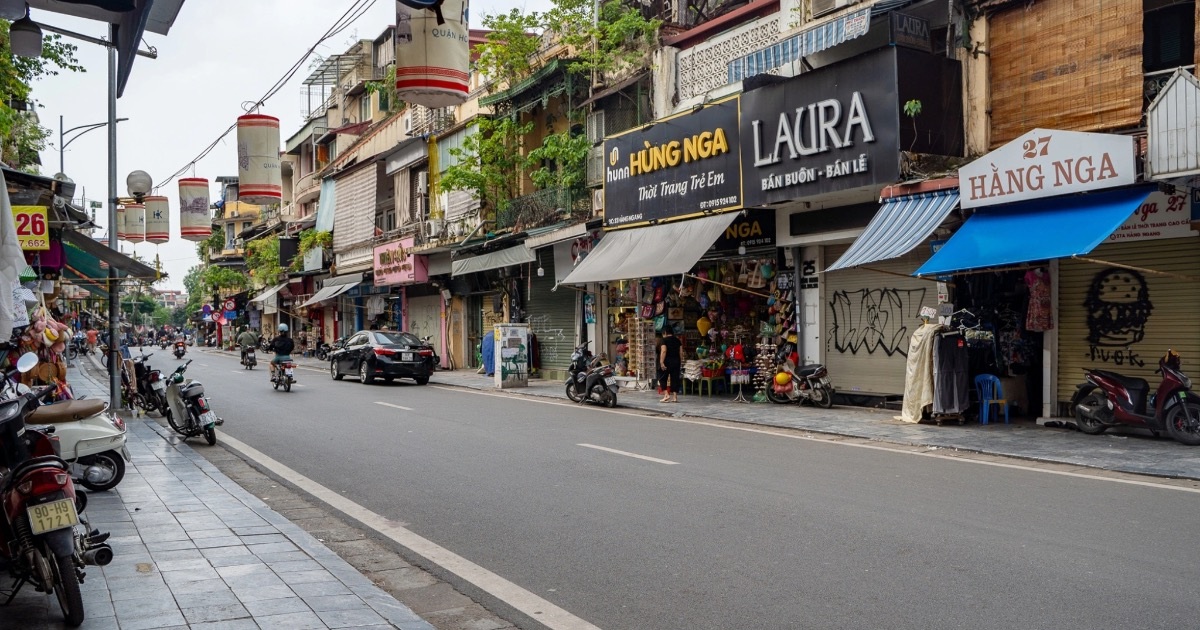 Cảnh vắng lặng trên các tuyến phố kinh doanh, bán buôn ở Hà Nội Cảnh vắng lặng trên các tuyến phố kinh doanh, bán buôn ở Hà Nội