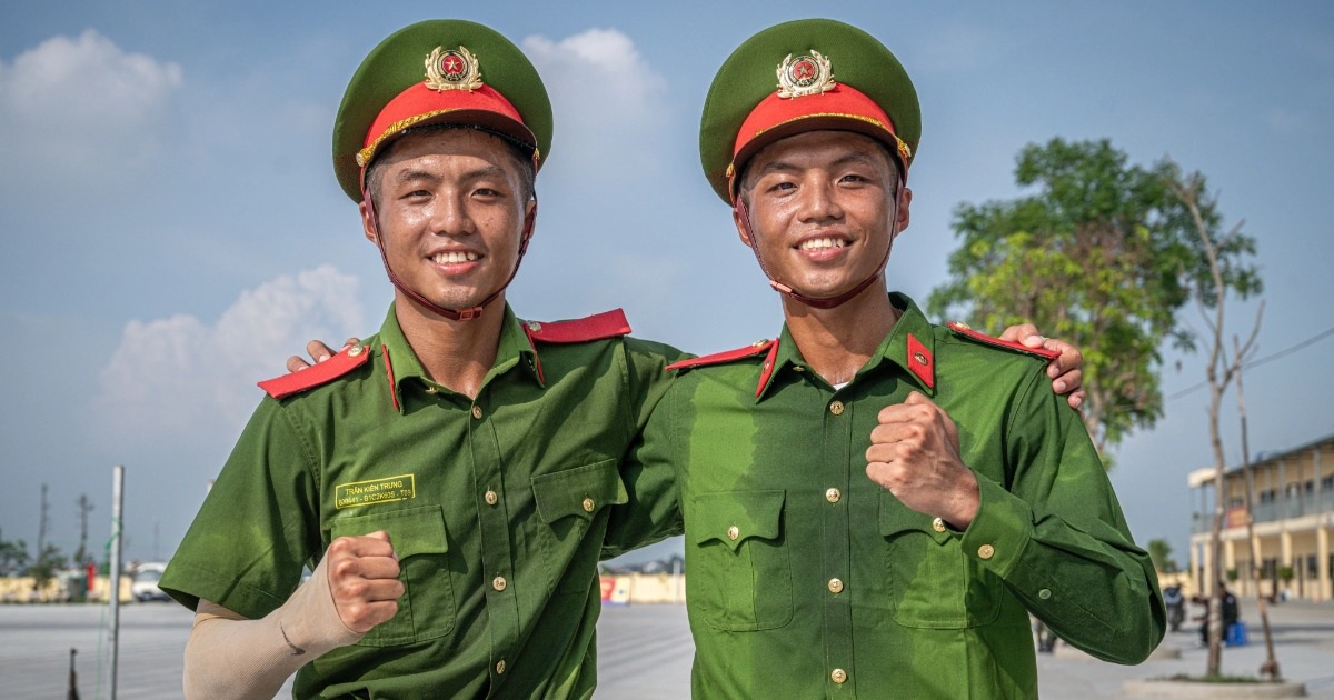 Cặp sinh đôi tự hào cùng tập luyện diễu binh kỷ niệm 80 năm Quốc khánh Cặp sinh đôi tự hào cùng tập luyện diễu binh kỷ niệm 80 năm Quốc khánh