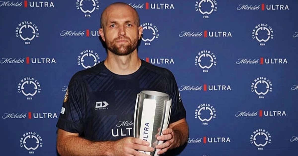 Cầu thủ kiêm giáo viên thể dục làm điều không tưởng tại FIFA Club World Cup Cầu thủ kiêm giáo viên thể dục làm điều không tưởng tại FIFA Club World Cup