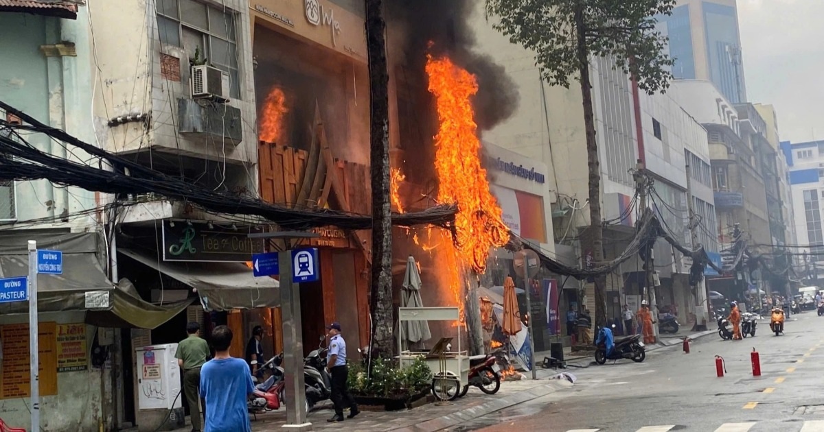 Cháy đường dây cáp viễn thông trước quán ăn ở TPHCM, khách tháo chạy Cháy đường dây cáp viễn thông trước quán ăn ở TPHCM, khách tháo chạy