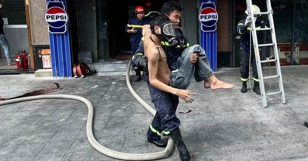 Cháy nhà 6 tầng ở TPHCM, cảnh sát cứu nhiều người mắc kẹt Cháy nhà 6 tầng ở TPHCM, cảnh sát cứu nhiều người mắc kẹt