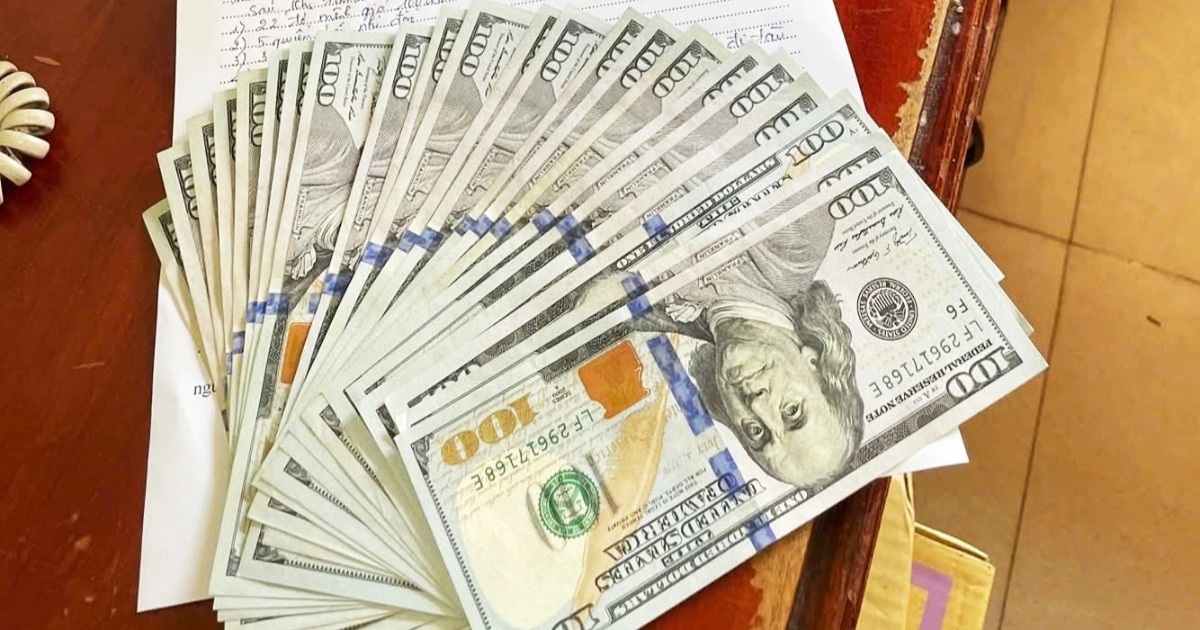 Chiếc ba lô chứa hàng nghìn USD bị bỏ quên ở nhà ga Chiếc ba lô chứa hàng nghìn USD bị bỏ quên ở nhà ga