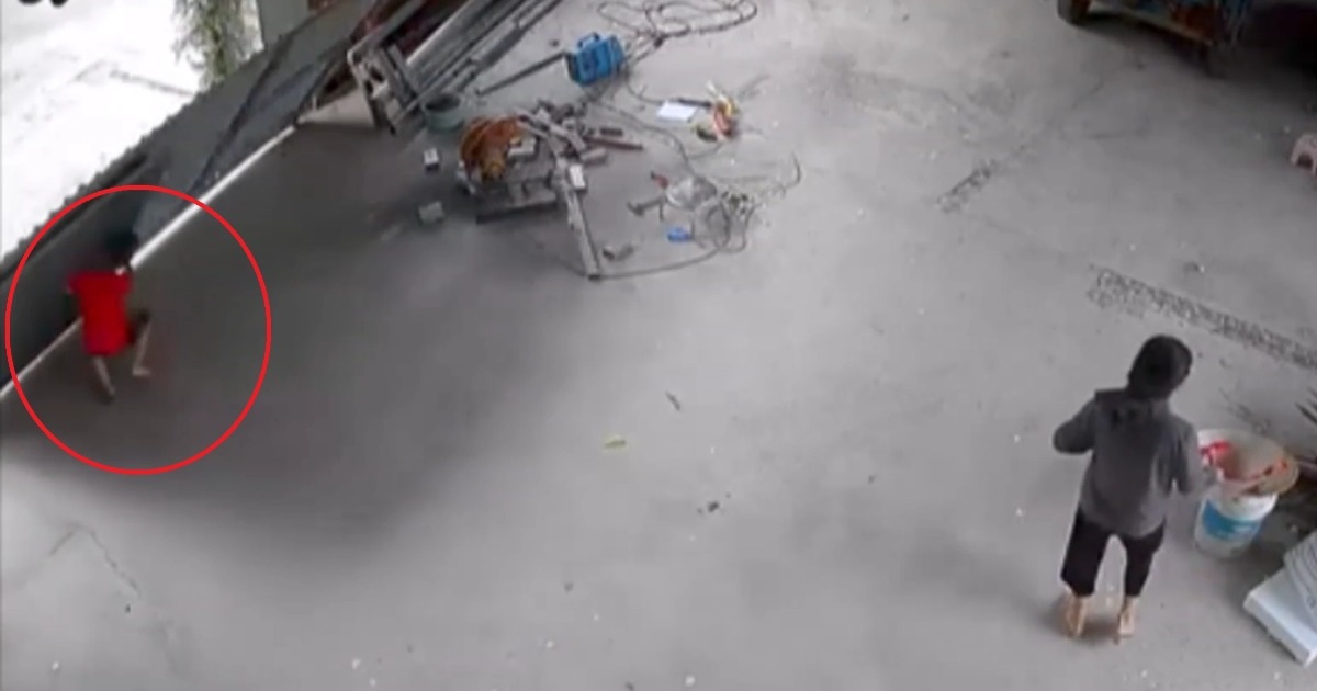 Cậu bé bất ngờ gặp tai nạn nguy hiểm ngay trong nhà gây sốc tuần qua Clip “cậu bé bất ngờ gặp tai nạn nguy hiểm ngay trong nhà” gây sốc tuần qua