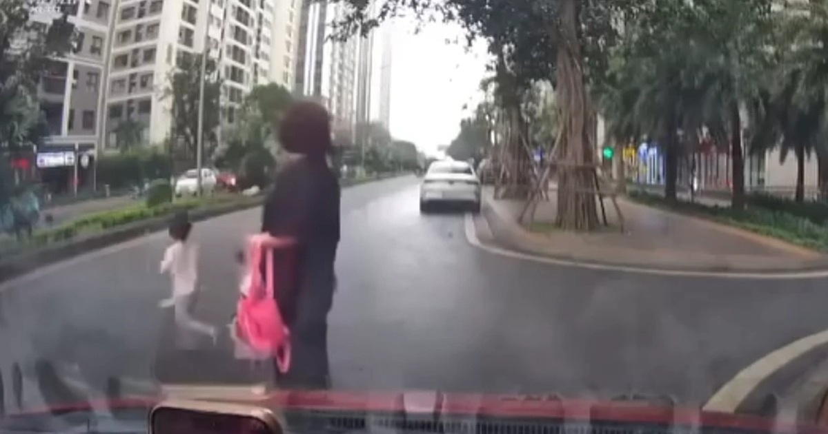Clip “sự bất cẩn của người lớn khiến bé gái gặp nạn” nổi bật tuần qua Clip “sự bất cẩn của người lớn khiến bé gái gặp nạn” nổi bật tuần qua