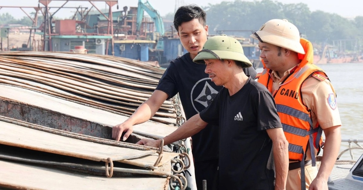 Công An Phú Thọ Ra Quân Kiểm Soát Tàu Thuyền Chở Cát Sỏi Trên 3 Sông Lớn Công an tập trung xử lý tàu thuyền chở cát sỏi vi phạm trên 3 sông lớn