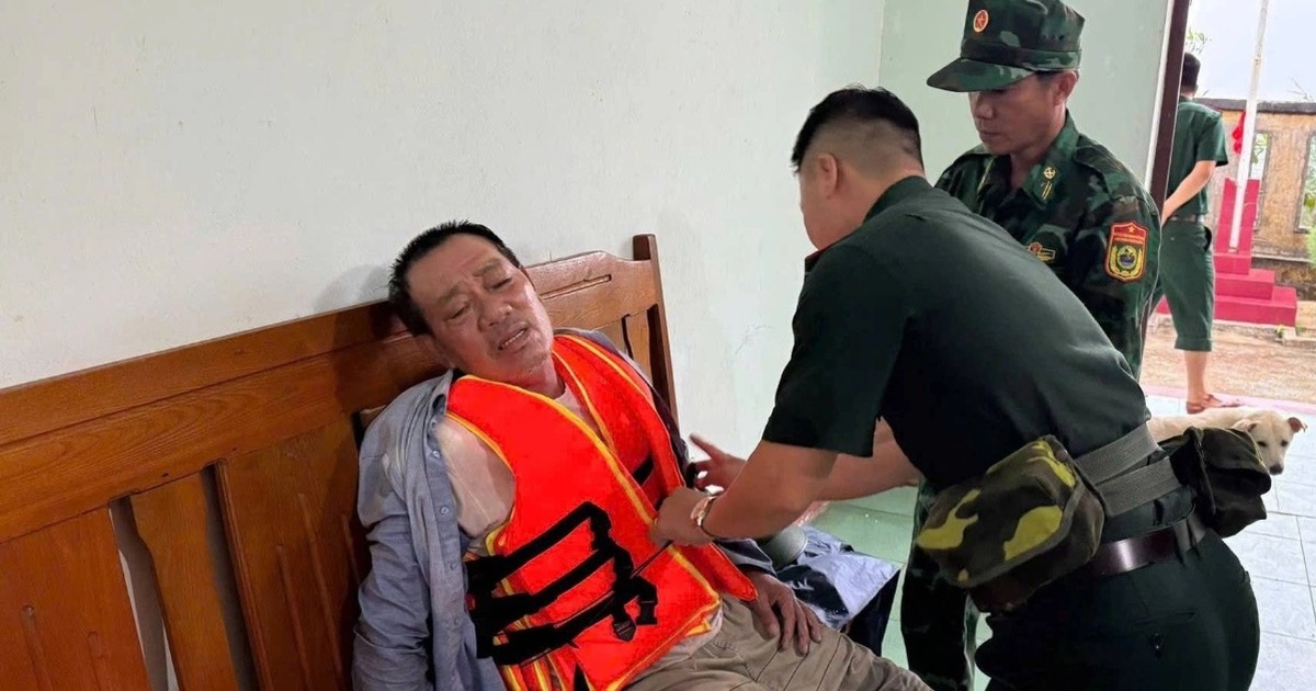 Cứu 3 ngư dân trên con tàu mắc cạn giữa sóng lớn gần đảo Lý Sơn Cứu 3 ngư dân trên con tàu mắc cạn giữa sóng lớn gần đảo Lý Sơn