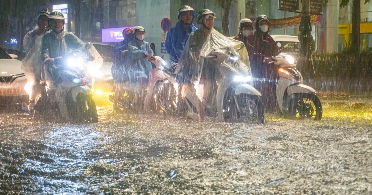 Đà Nẵng mưa xối xả, người dân vất vả lội nước về nhà Đà Nẵng mưa xối xả, người dân vất vả lội nước về nhà