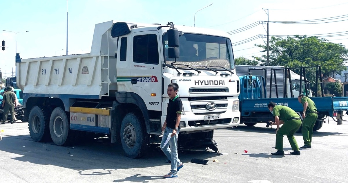 Đi mua sách cho cháu ngoại học hè, người phụ nữ bị xe ben cán ở Bình Dương Đi mua sách cho cháu ngoại học hè, người phụ nữ bị xe ben cán ở Bình Dương