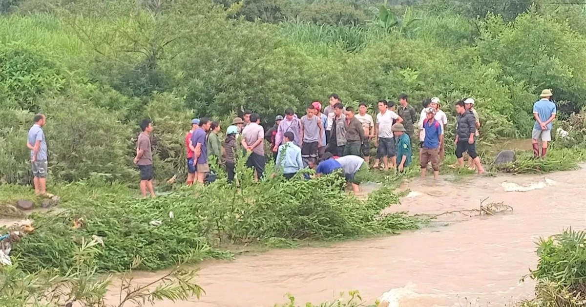 Đi qua ngầm tràn lúc nước chảy xiết, hai thanh niên bị lũ cuốn trôi Đi qua ngầm tràn lúc nước chảy xiết, hai thanh niên bị lũ cuốn trôi