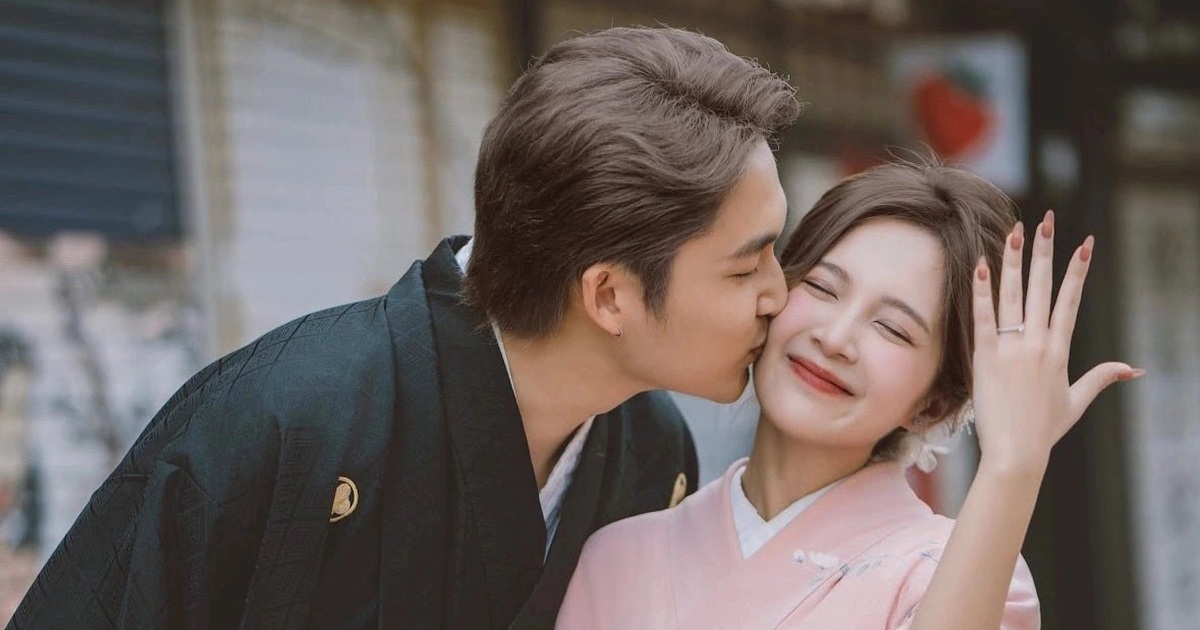 Đình Tú bất ngờ cầu hôn Ngọc Huyền phim “Cha tôi, người ở lại” gây sốt Đình Tú bất ngờ cầu hôn Ngọc Huyền phim "Cha tôi, người ở lại" gây sốt