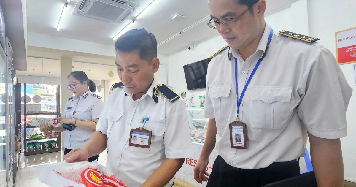 Đồng loạt kiểm tra nhiều cửa hàng của Công ty C.P Việt Nam tại Bình Dương Đồng loạt kiểm tra nhiều cửa hàng của Công ty C.P Việt Nam tại Bình Dương