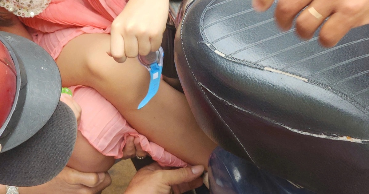 Giải cứu bé gái 6 tuổi chân vướng vào bánh xe máy Giải cứu bé gái 6 tuổi chân vướng vào bánh xe máy