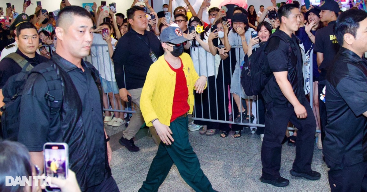 G‑Dragon có mặt tại Hà Nội, “rừng” fan mang hoa cúc đón chào như mở hội G‑Dragon có mặt tại Hà Nội, "rừng" fan mang hoa cúc đón chào như mở hội