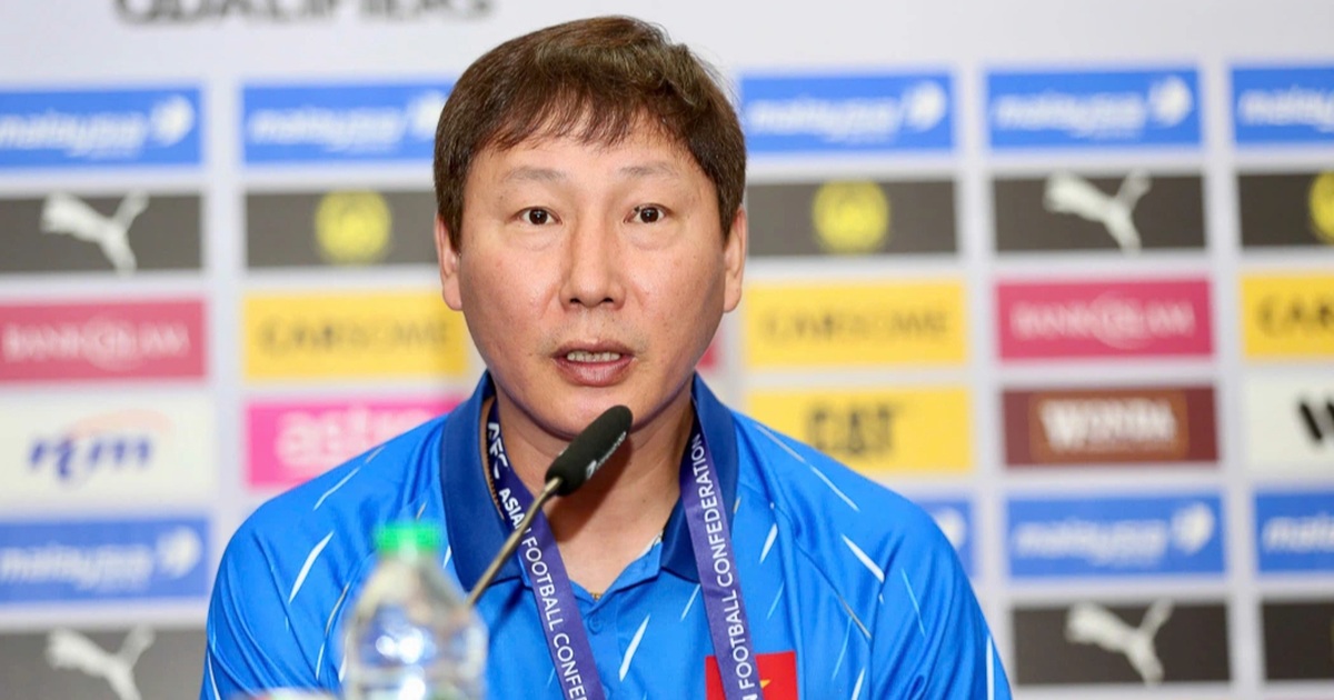 HLV Kim Sang Sik: “Tôi bất ngờ về chất lượng cầu thủ nhập tịch Malaysia” HLV Kim Sang Sik: "Tôi bất ngờ về chất lượng cầu thủ nhập tịch Malaysia"