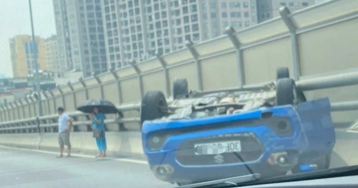 Hà Nội: Ô tô nằm “phơi bụng” trên đường Vành đai 2 Hà Nội: Ô tô nằm "phơi bụng" trên đường Vành đai 2