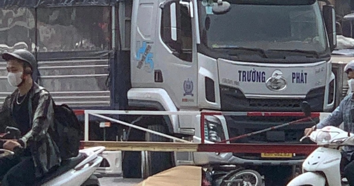 Tai Nạn Giao Thông Tại Hà Nội: Cô Gái 23 Tuổi Tử Vong Hà Nội: Va chạm ô tô tải và xe máy, cô gái 23 tuổi tử vong