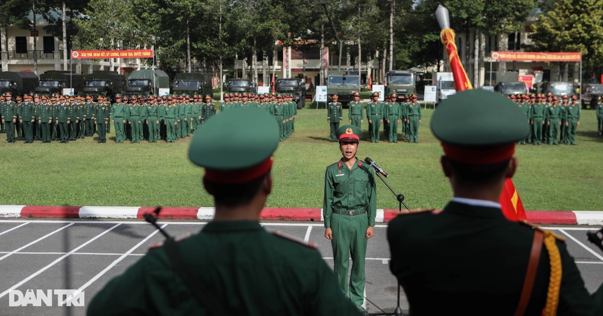 Hai anh em sinh đôi cùng tuyên thệ chiến sĩ mới dưới Quân kỳ Quyết thắng Hai anh em sinh đôi cùng tuyên thệ chiến sĩ mới dưới Quân kỳ Quyết thắng