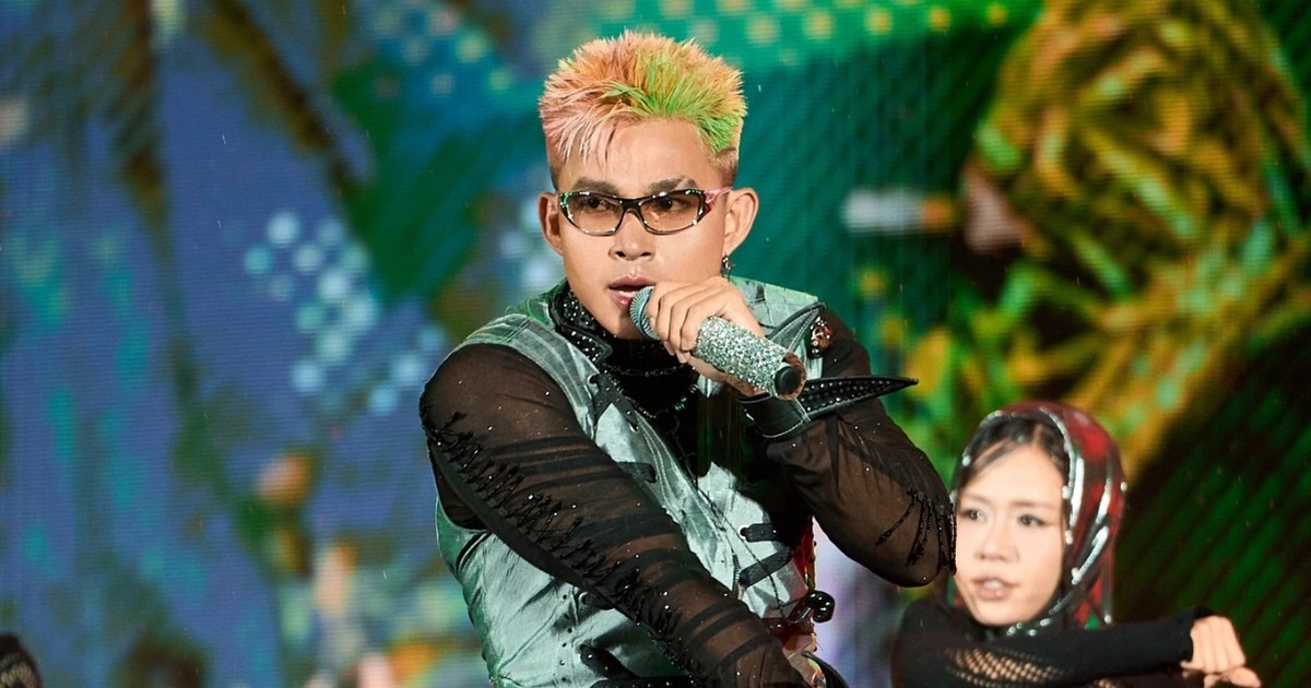 B.O.F: Nhóm Nhạc Mới Sau “Anh Trai Vượt Ngàn Chông Gai” Tỏa Sáng Trên Sân Khấu Hàng ngàn khán giả đội mưa cổ vũ nhóm nhạc mới sau "Anh trai chông gai"