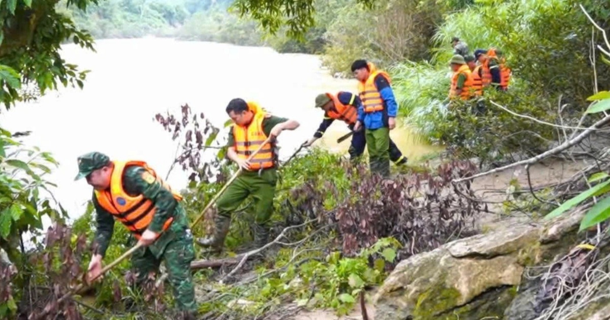 Hơn 100 người tìm kiếm đôi vợ chồng đuối nước ở Lào Cai Hơn 100 người tìm kiếm đôi vợ chồng đuối nước ở Lào Cai