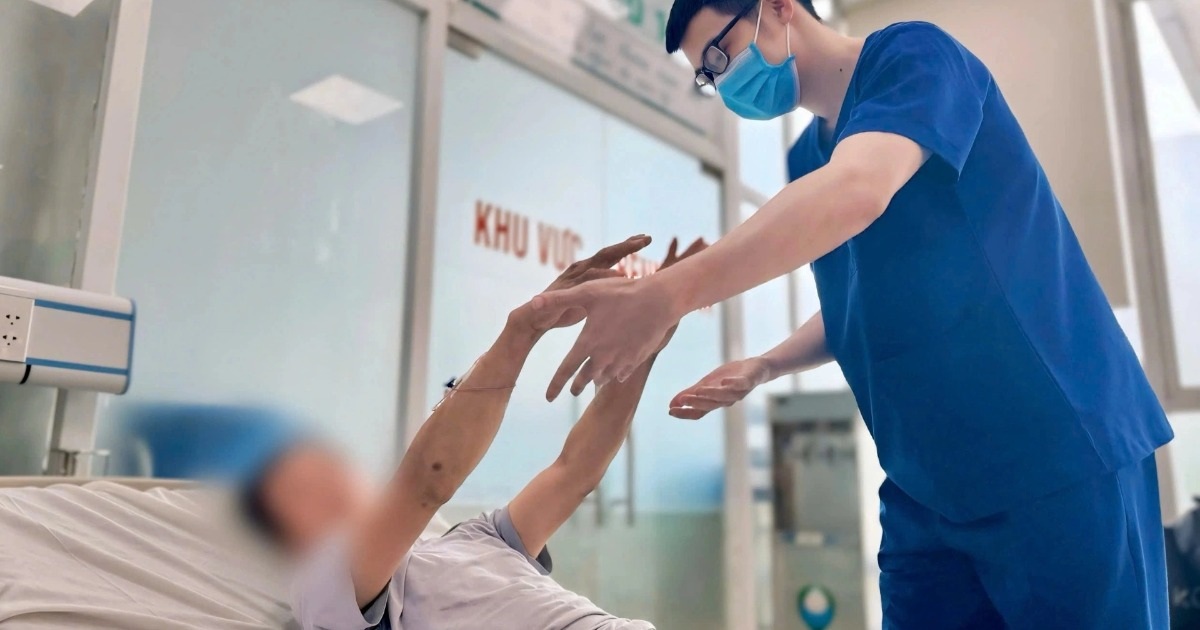 Làm việc dưới trời nắng người đàn ông co cứng, tự cắn lưỡi Làm việc dưới trời nắng người đàn ông co cứng, tự cắn lưỡi