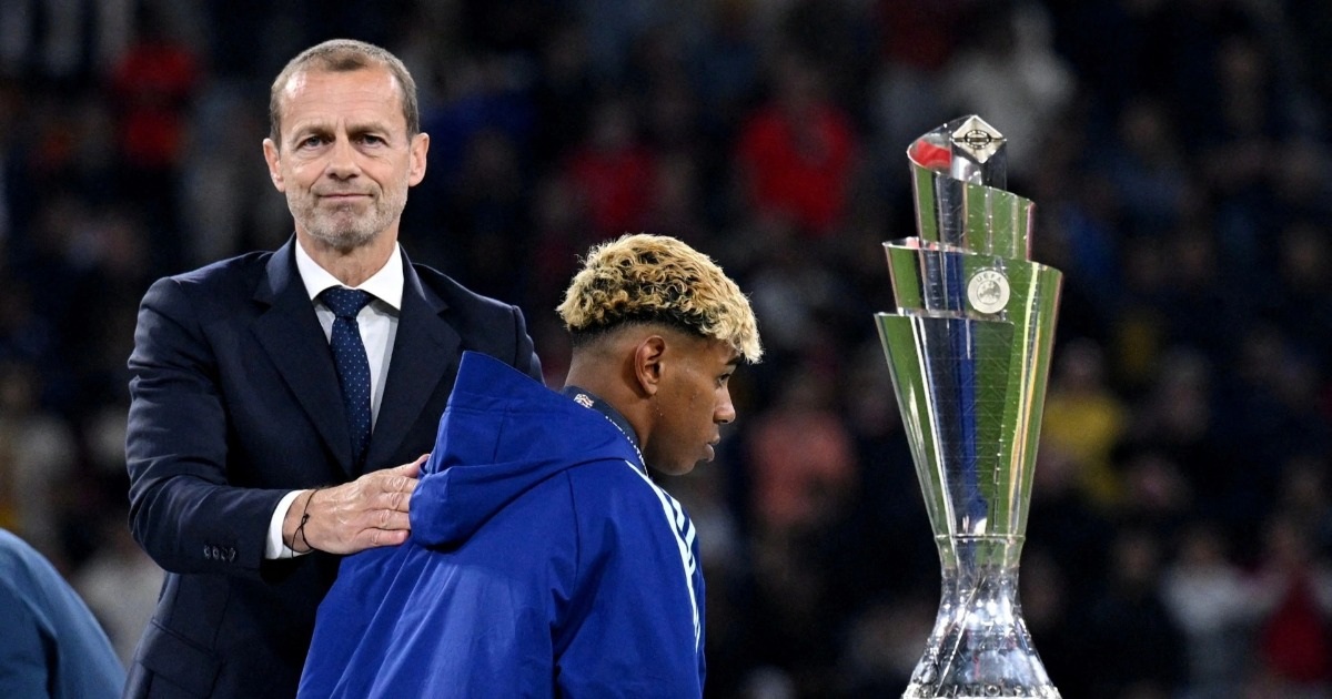 Lamine Yamal có hành động gây tranh cãi khi C.Ronaldo nâng cúp vô địch Lamine Yamal có hành động gây tranh cãi khi C.Ronaldo nâng cúp vô địch