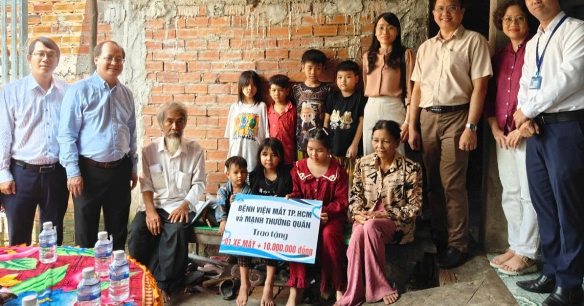 Món quà đặc biệt tặng ông ngoại già nuôi 7 cháu nhỏ, 4 cháu phải mổ mắt Món quà đặc biệt tặng ông ngoại già nuôi 7 cháu nhỏ, 4 cháu phải mổ mắt
