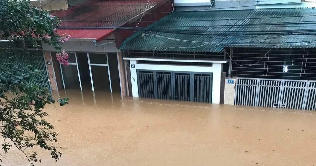 Mưa lớn gây ngập nặng tại TP Yên Bái, nước cao ngang thân nhà Mưa lớn gây ngập nặng tại TP Yên Bái, nước cao ngang thân nhà